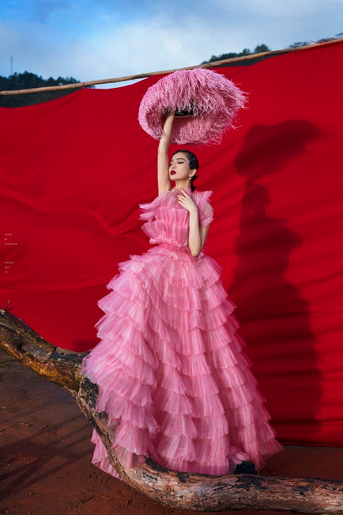 Đặc biệt, "bà mẹ một con" khéo khoe vòng eo thần thánh 56cm. Ở lứa tuổi U40, giữ được vóc dáng như Lệ Quyên khiến nhiều người không khỏi trầm trồ thán phục.