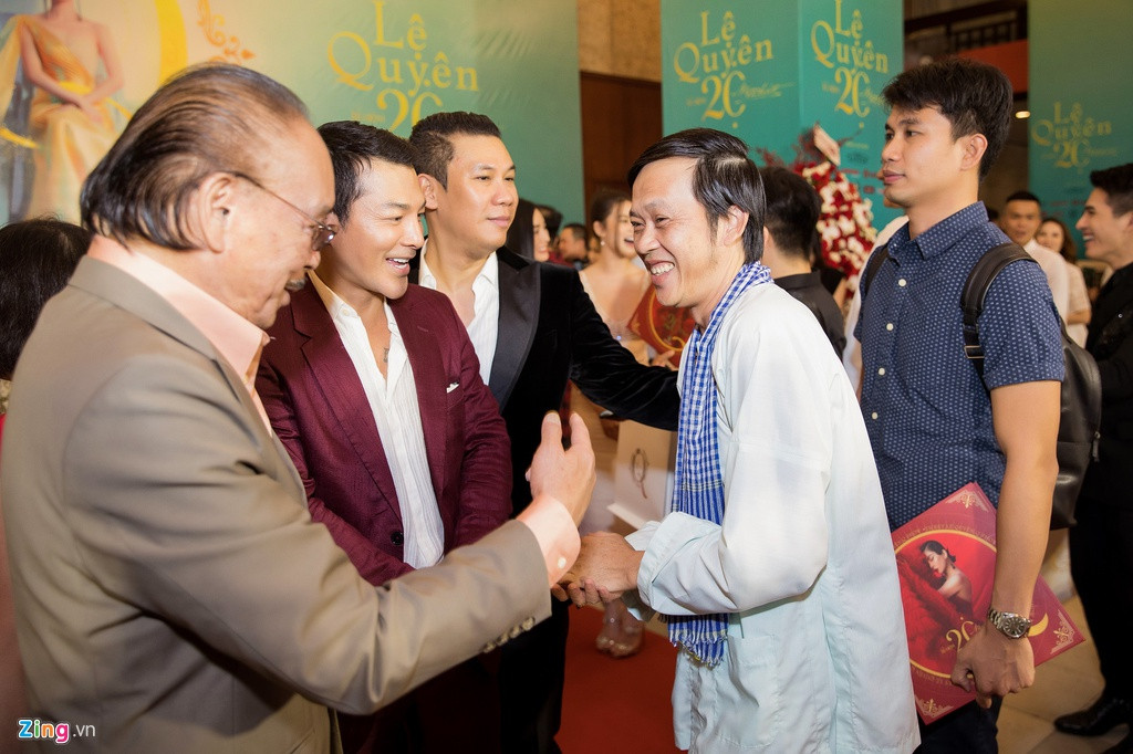 Danh hài vui vẻ trò chuyện với các đồng nghiệp và chụp hình với khán giả. Hoài Linh và Lệ Quyên có mối quan hệ thân thiết. "Nữ hoàng phòng trà" từng cho biết chính danh hài là người động viên cô thuở mới chuyển sang hát bolero.