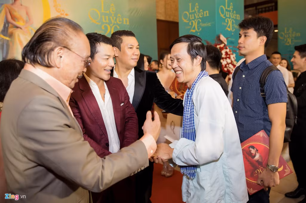 Danh hài vui vẻ trò chuyện với các đồng nghiệp và chụp hình với khán giả. Hoài Linh và Lệ Quyên có mối quan hệ thân thiết. "Nữ hoàng phòng trà" từng cho biết chính danh hài là người động viên cô thuở mới chuyển sang hát bolero.