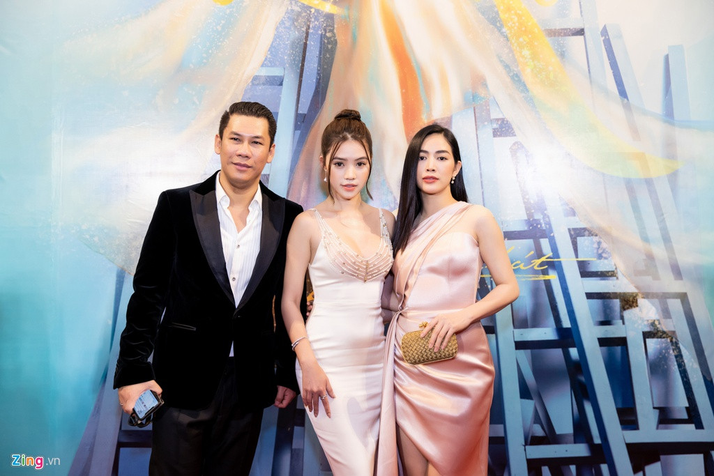 Jolie Nguyễn đứng cạnh chồng Lệ Quyên. Đức Huy luôn ở bên vợ trong các hoạt động âm nhạc của Lệ Quyên.