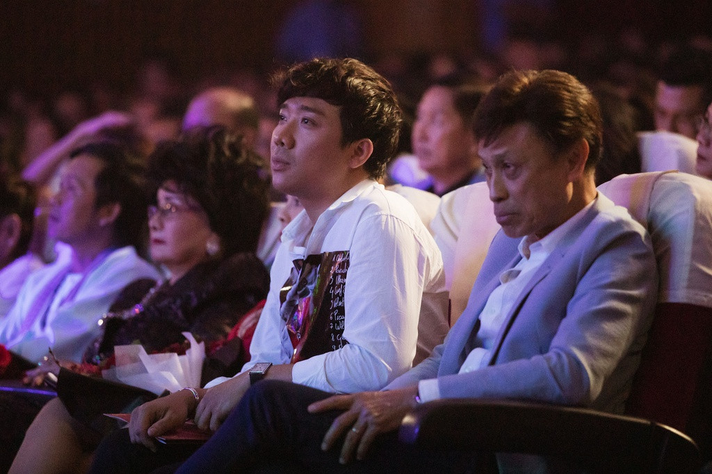 Trong hàng ghế khán giả còn có danh ca Tuấn Ngọc, Trấn Thành. Khi biểu diễn xong tiết mục Cô đôi thượng ngàn, Lệ Quyên có màn tung lộc cho khán giả, Trấn Thành sau đó than là chưa nhận được lộc. Trước trêu đùa của đồng nghiệp, Lệ Quyên đáp: "Trấn Thành à, lát cô phát bù".