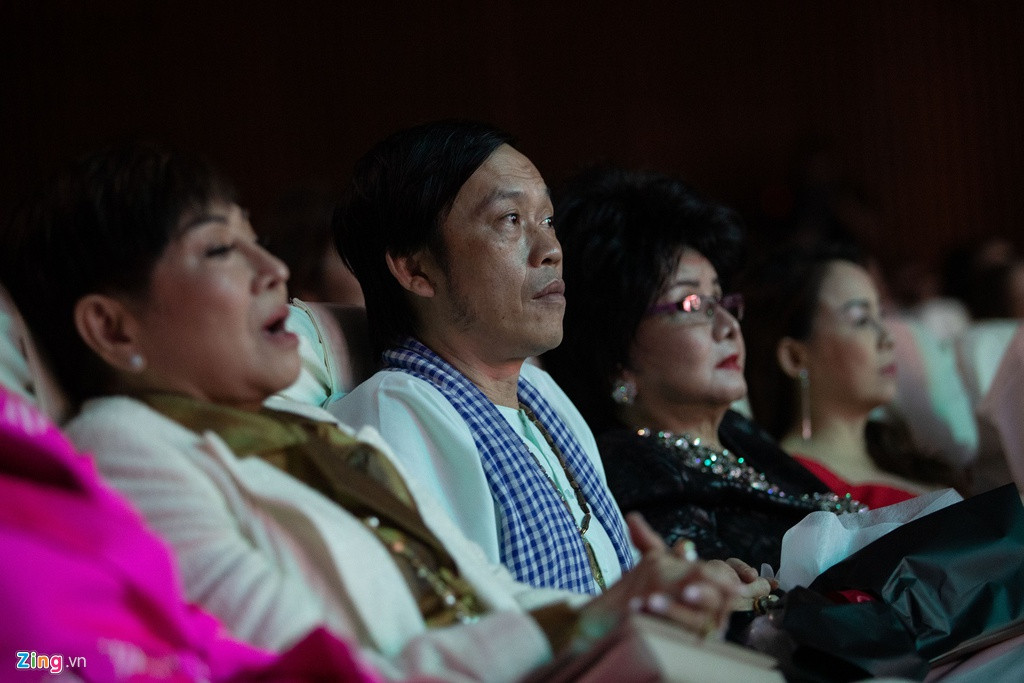 Trong nhà hát, Hoài Linh ngồi ở hàng ghế VIP. Anh chăm chú xem các tiết mục biểu diễn của đàn em.