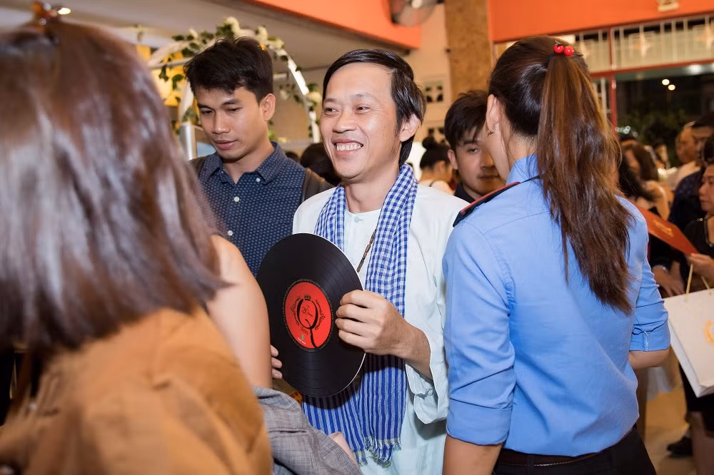 Hoai Linh mac ao ba ba, di dep le cung dan sao du live show Le Quyen