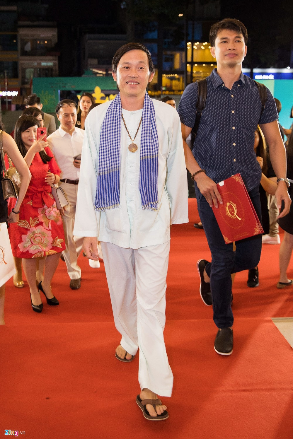 Hoài Linh đến trước khi chương trình bắt đầu khoảng nửa tiếng. Anh ăn vận giản dị với áo bà ba, quàng khăn rằn Nam Bộ, chân đi dép lê.