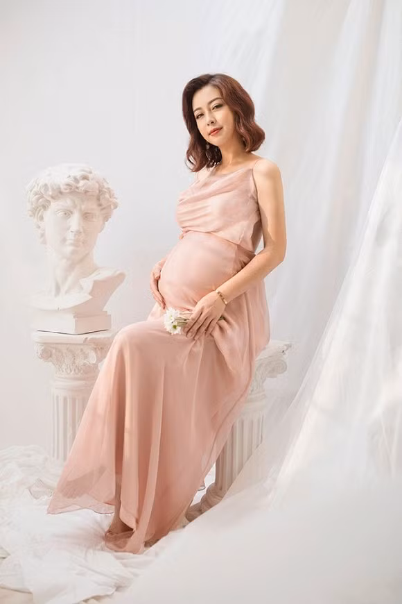 Jennifer Pham vac bung bau vuot mat di choi cung ong xa va 2 con-Hinh-3