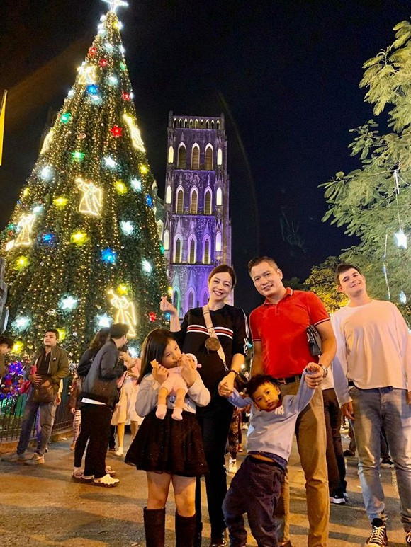 Jennifer Pham vac bung bau vuot mat di choi cung ong xa va 2 con-Hinh-2