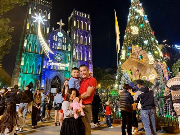 Jennifer Pham vac bung bau vuot mat di choi cung ong xa va 2 con