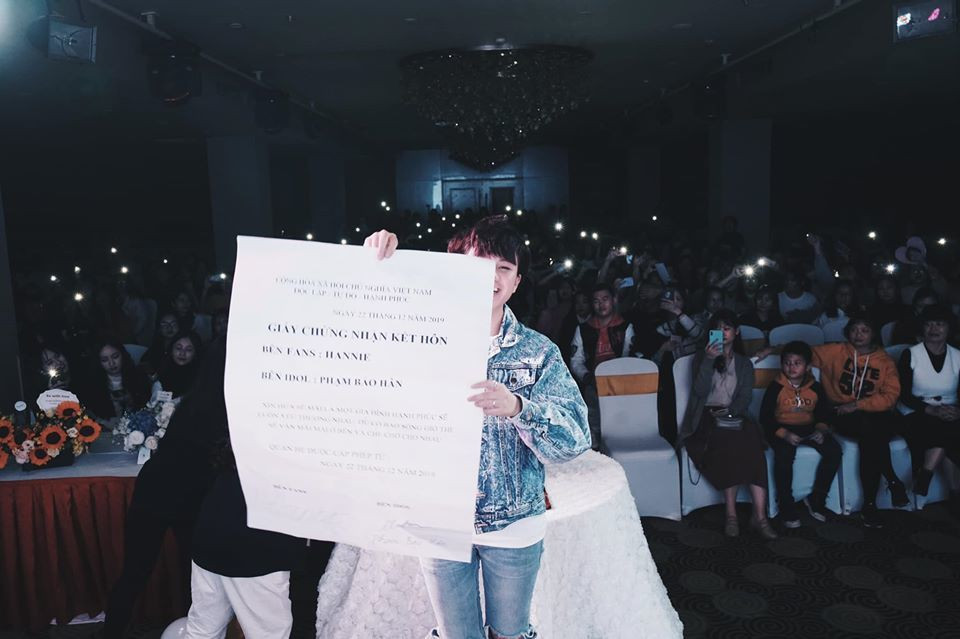 Tại buổi họp fan, Bảo Hân chuẩn bị giấy chứng nhận kết hôn ký với cộng đồng người hâm mộ để bày tỏ tình cảm với fan.
