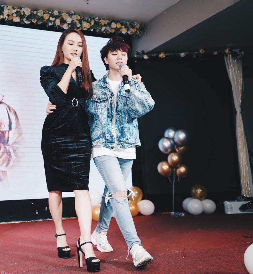 Chị hai Anh Thư (Bảo Thanh) dĩ nhiên không thể vắng mặt trong cuộc gặp của em út Ánh Dương. Cả hai ôm eo song ca trước mặt fan.