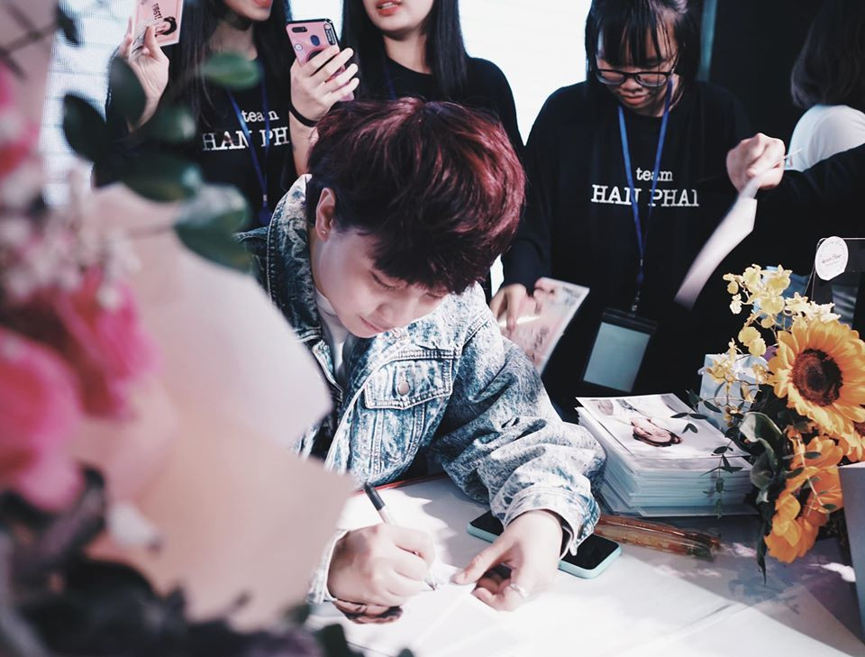 Ánh Dương của Về nhà đi con viết: "Thực sự tới giờ phút này, Bảo Hân không biết nói gì hơn khi buổi fan meeting đã tổ chức thành công hơn ngoài mong đợi. Hiện tại, cảm xúc vẫn thực sự lâng lâng khi nhận được vô vàn tình yêu thương từ tất cả mọi người".