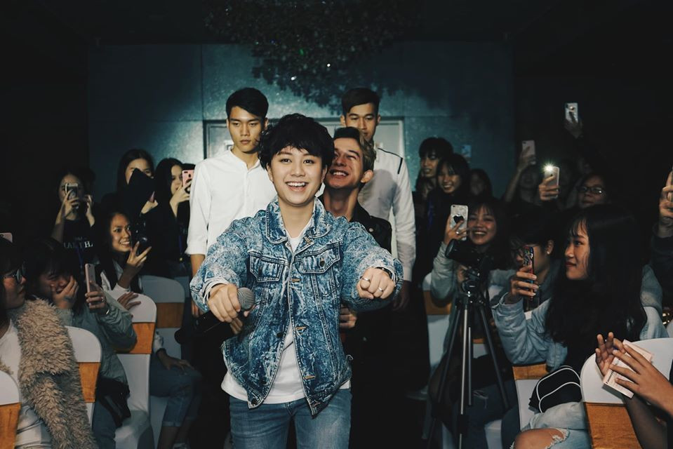 Cô cũng hào hứng thực hiện các trò chơi tương tác với fan.