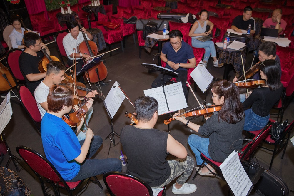 Với liveshow lần này, ban nhạc là một trong những yếu tố Lệ Quyên cảm thấy tự tin nhất. Đội ngũ 25 nhạc công dàn nhạc giao hưởng và 12 nhạc công nhạc nhẹ đều là những người theo cô là đỉnh nhất và có kinh nghiệm biểu diễn sân khấu.