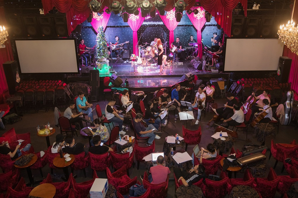 Tập thể này cùng nhạc trưởng Trần Nhật Minh có thể xử lý những sự cố trên sân khấu một cách rất nhanh để hỗ trợ kịp thời cho ca sĩ và đảm bảo tiết mục diễn ra trọn vẹn.