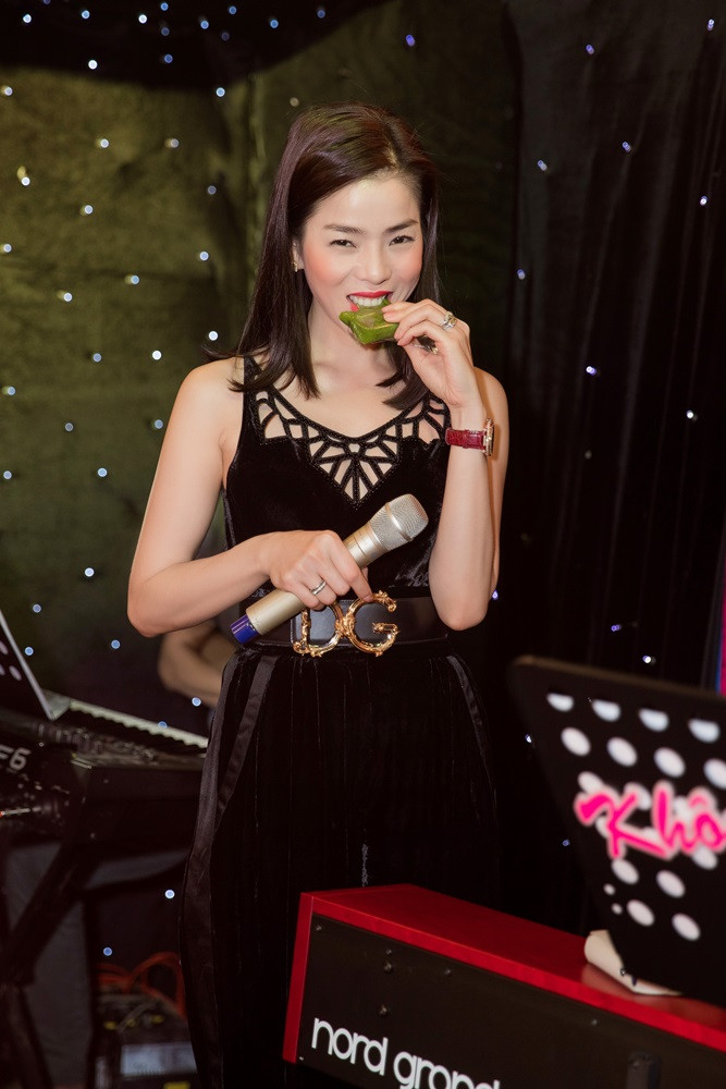 Đặc biệt, ở hậu trường tập luyện của Lệ Quyên, nhiều người có lẽ phải bất ngờ bởi khẩu phần ăn khá đạm bạc của nữ ca sĩ, trái ngược hoàn toàn với sự hoành tráng của liveshow.