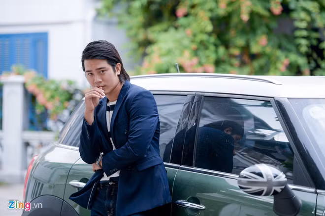 "Mỗi người có hướng đi khác nhau, chậm hay nhanh không quan trọng. Quan trọng là có sản phẩm chinh phục khán giả", anh nói. Trước câu hỏi "anh chấp nhận để bản thân chậm bao lâu nữa?", nam diễn viên trả lời: "Đương nhiên tôi cũng nghĩ tới vấn đề đó. Tuy nhiên, tôi làm gì cũng hoạch định trong tương lai. Ai trong chúng ta cũng có con đường riêng".