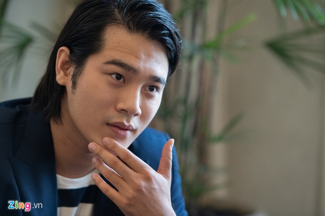 Sự xuất hiện của Dũng đánh dấu bước ngoặt lớn trong cuộc đời của Hà Lan. Chàng trai thành thị bóng bẩy, biết chơi đàn, biết chủ động cưa cẩm, tấn công đã dễ dàng chinh phục một cô gái nông thôn, ham mê cuộc sống xa hoa như Hà Lan.