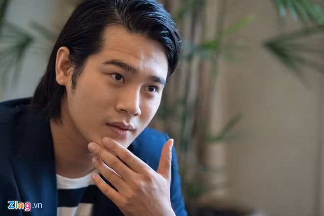 Sự xuất hiện của Dũng đánh dấu bước ngoặt lớn trong cuộc đời của Hà Lan. Chàng trai thành thị bóng bẩy, biết chơi đàn, biết chủ động cưa cẩm, tấn công đã dễ dàng chinh phục một cô gái nông thôn, ham mê cuộc sống xa hoa như Hà Lan.