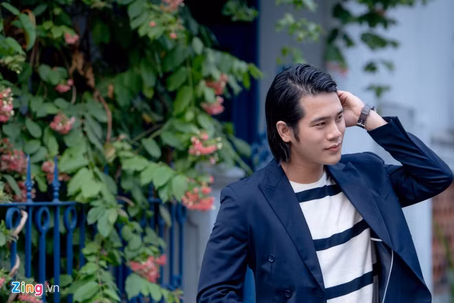 Trần Phong chia sẻ tuy sự nghiệp chưa có nhiều khởi sắc nhưng anh làm nhiều công việc khác nhau như chụp hình, quay quảng cáo... để trang trải cuộc sống. "Tôi không suy nghĩ đó là áp lực vì tôi đi chậm so với bạn bè cùng trang lứa nhưng chắc chắn. Nhờ đó, khi tôi làm một điều gì đó lớn lao hơn thì khán giả có thể tin tưởng", nam diễn viên nói thêm.