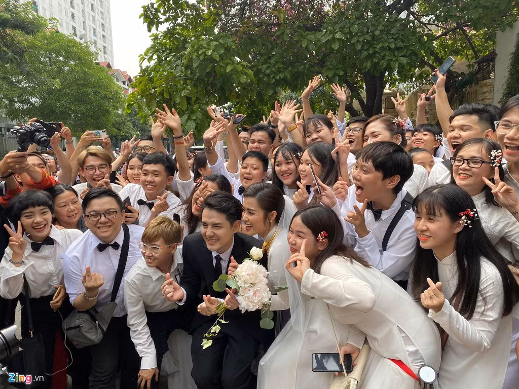 Riêng Đông Nhi được nhận xét tươi tắn, xinh đẹp và rạng rỡ trong buổi sáng hôm nay. Sau lễ ăn hỏi, cô dâu và chú rể sẽ đáp chuyến bay đến Phú Quốc cho lễ cưới chính vào ngày mai, 9/11.