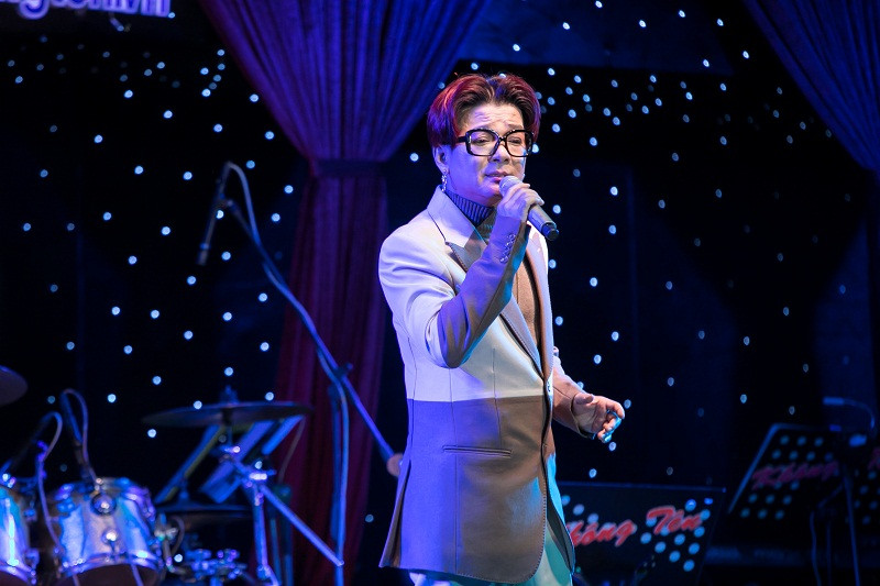 Trong vụ ồn ào của Đàm Vĩnh Hưng nhiều nghệ sĩ đã lên tiếng. Là bạn thân của Mr. Đàm, Vũ Hà chia sẻ, Đàm Vĩnh Hưng là người bộc trực, thẳng thắn, làm gì cũng ào ào không nghĩ trước nghĩ sau. Cũng vì thương đứa trẻ nên Đàm Vĩnh Hưng đã hành động vội vàng thiếu suy nghĩ.