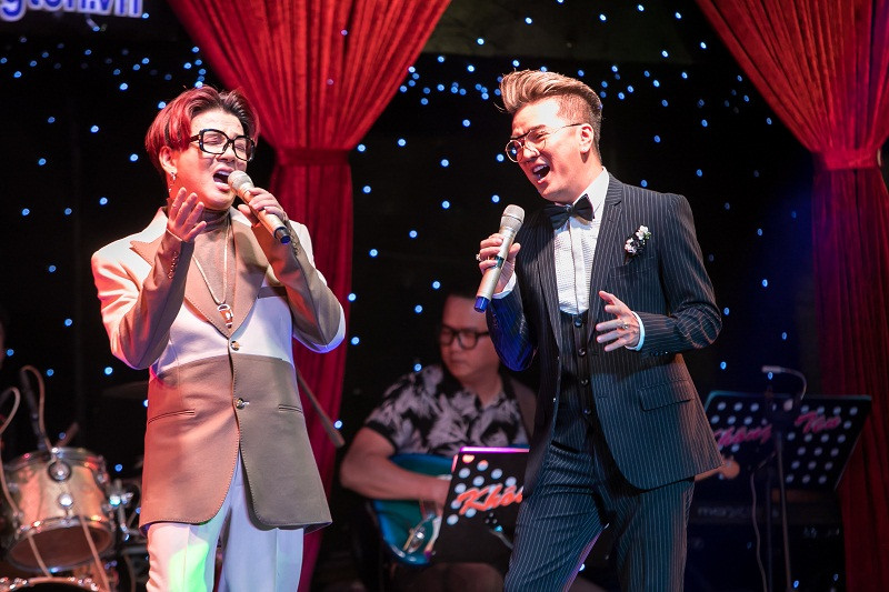 Hành động kích động bạo lực của nam ca sĩ vấp phải sự chỉ trích dữ dội. Trước áp lực từ dư luận, Đàm Vĩnh Hưng phải lên tiếng nhận sai, xin lỗi.