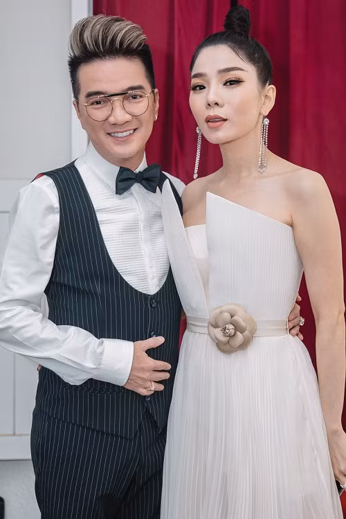 Hàng tháng bên cạnh 2 nhân vật chính, Đàm Vĩnh Hưng và Lệ Quyên còn kêu gọi sự chung tay của rất nhiều nghệ sĩ khác tham gia. Mỗi lần quyên góp các nghệ sĩ lại sử dụng số tiền cho một địa chỉ từ thiện khác nhau.