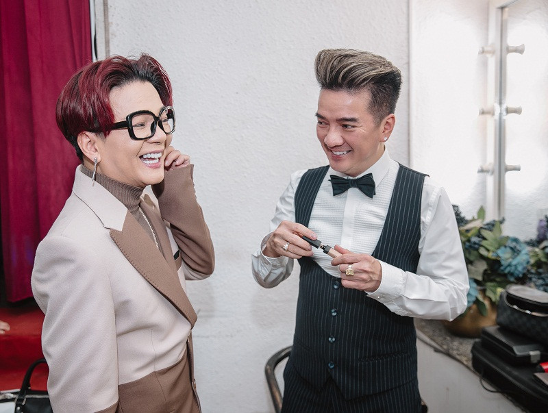 Nam ca sĩ cũng hài hước nhắn bạn thân: "Làm ơn sau này có chuyện gì trước khi phát ngôn hay hành động, hãy nghĩ tới tao".