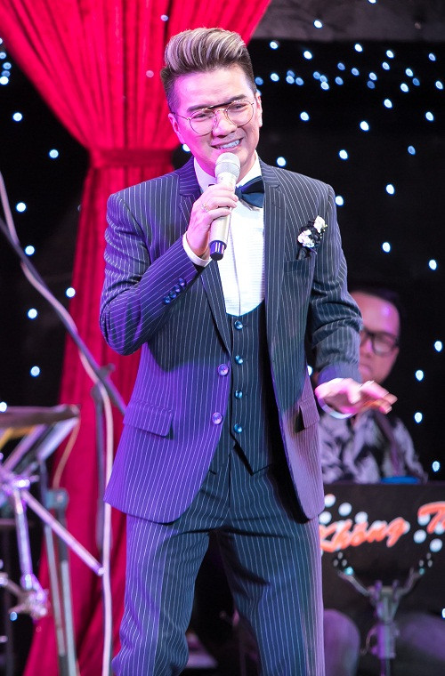 Đàm Vĩnh Hưng lịch lãm trong đêm nhạc từ thiện.