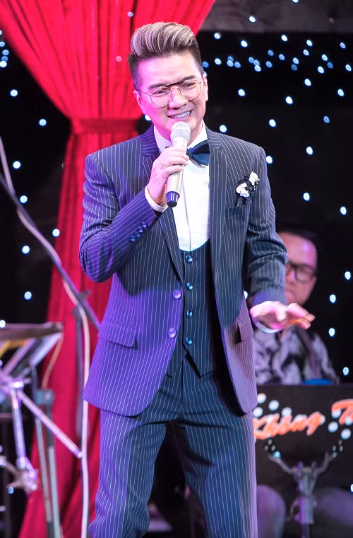 Đàm Vĩnh Hưng lịch lãm trong đêm nhạc từ thiện.