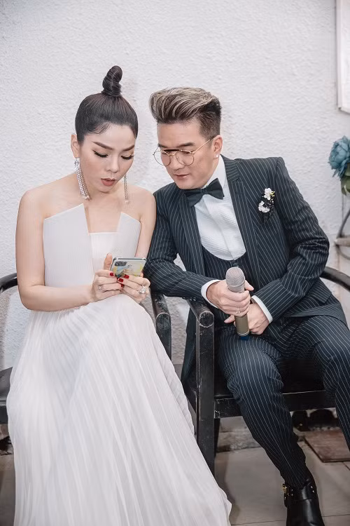 Với đêm nhạc lần này, ngoài "ông hoàng nhạc Việt" và ca sĩ Lệ Quyên, còn có sự góp mặt của nhiều ca sĩ: Lam Trường, Ngọc Ánh, Lâm Vũ, Vũ Hà, ca sĩ chuyên hát nhạc Pháp Thanh Lan, bầu sô hải ngoại Liên Phạm.