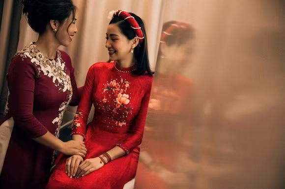 Tháng 10 vừa qua, Lưu Đê Ly và Huy DX đã tổ chức đám hỏi. Ngày 6/12, cô nàng đã chính thức tổ chức đám cưới cùng chồng. Được biết, buổi lễ diễn ra ở một trung tâm tiệc cưới trên phố Quán Sứ (Hoàn Kiếm, Hà Nội).