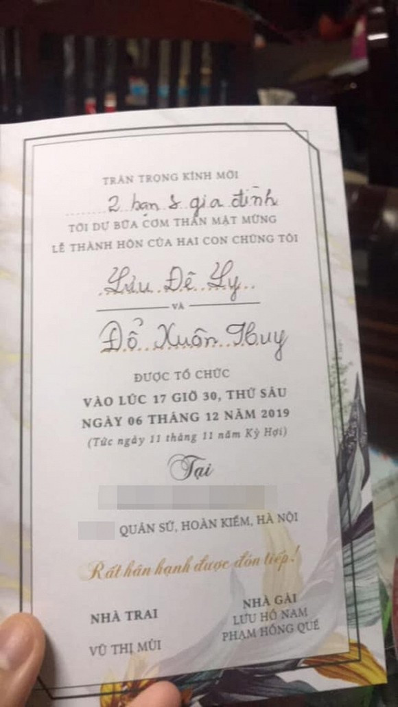 Thiệp cưới của cặp đôi.