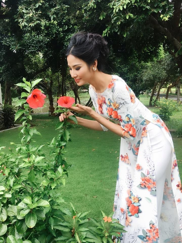 Hoàng Thùy nổi tiếng với phát ngôn: "Đừng như bông hoa dâm bụt, có đỏ mà không có thơm thì nên cơm cháo gì?". Từ đó cô được phong danh hiệu "hoa dâm bụt".