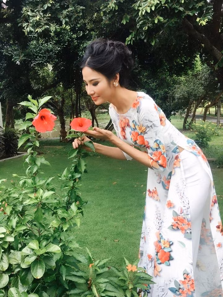 Hoàng Thùy nổi tiếng với phát ngôn: "Đừng như bông hoa dâm bụt, có đỏ mà không có thơm thì nên cơm cháo gì?". Từ đó cô được phong danh hiệu "hoa dâm bụt".