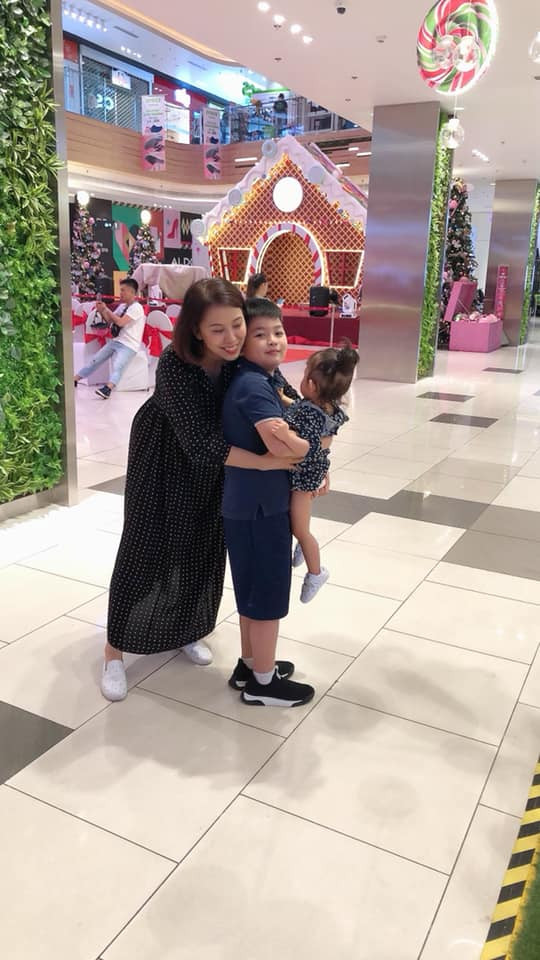 Có duy nhất một tấm hình con trai riêng của Mai Hồ - bé Phong ôm em.