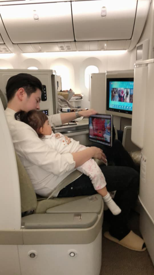 Kèm theo đó, cô nàng đăng một series ảnh quậy nghịch của con gái trên máy bay.