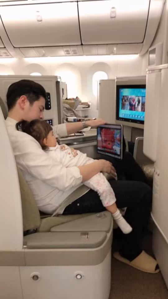 Kèm theo đó, cô nàng đăng một series ảnh quậy nghịch của con gái trên máy bay.
