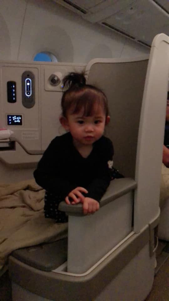 Kể về chuyến bay dài, Mai Hồ chia sẻ: "Nàng cùng cả nhà đã về Việt Nam và nàng cũng quậy nhất chuyến bay. Bay thì thức quậy phá chạy lăng xăng cả chuyến bay cho đến khi máy bay đang hạ cánh thì lăn ra ngủ".