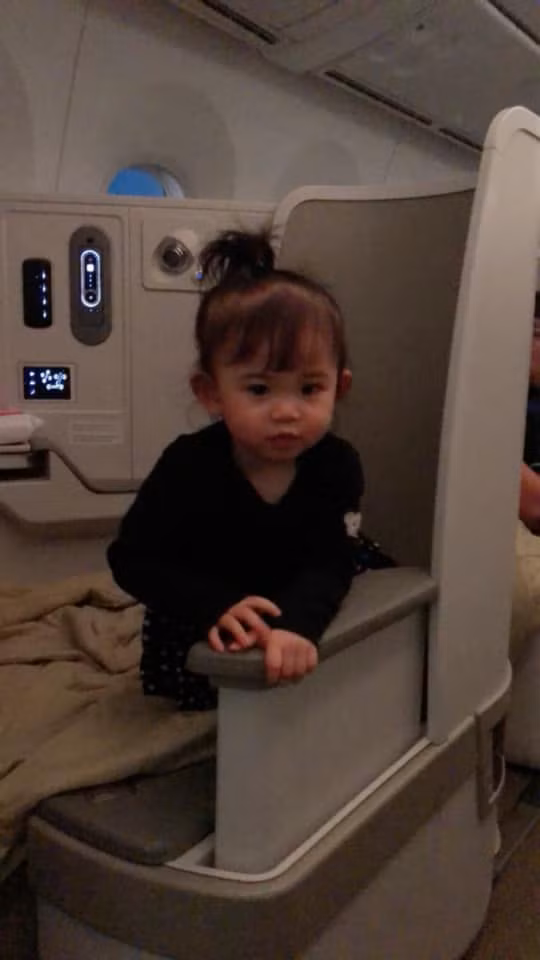 Kể về chuyến bay dài, Mai Hồ chia sẻ: "Nàng cùng cả nhà đã về Việt Nam và nàng cũng quậy nhất chuyến bay. Bay thì thức quậy phá chạy lăng xăng cả chuyến bay cho đến khi máy bay đang hạ cánh thì lăn ra ngủ".