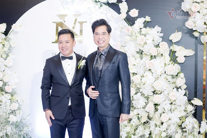 Ca sĩ Ngọc Sơn thân thiết bên chú rể Xuân Văn.