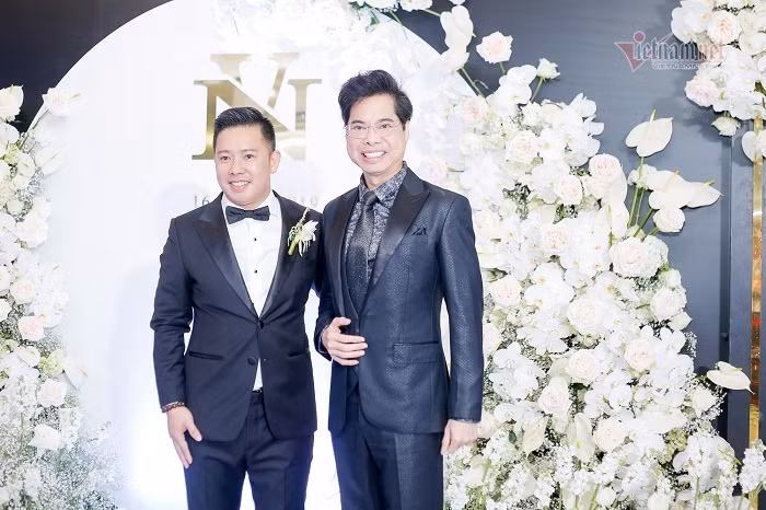 Ca sĩ Ngọc Sơn thân thiết bên chú rể Xuân Văn.