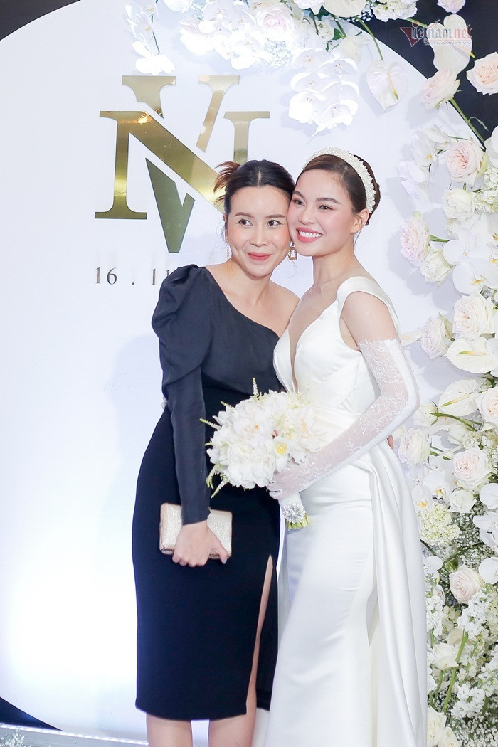 Cô dâu Giang Hồng Ngọc đọ sắc cùng ca sĩ Lưu Hương Giang.