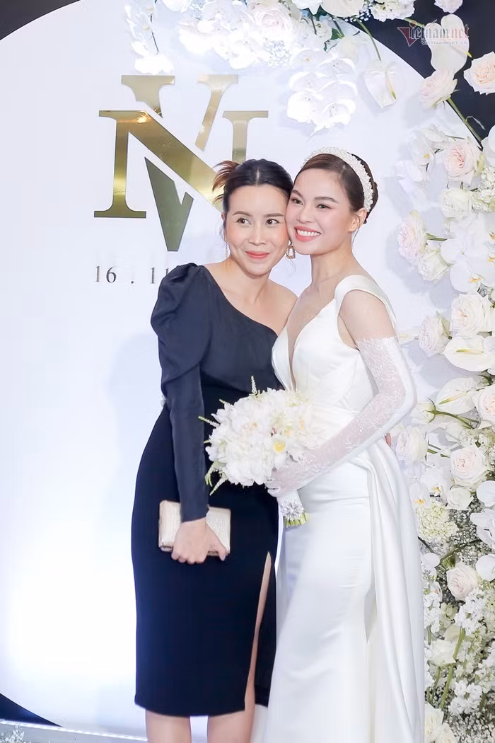 Cô dâu Giang Hồng Ngọc đọ sắc cùng ca sĩ Lưu Hương Giang.