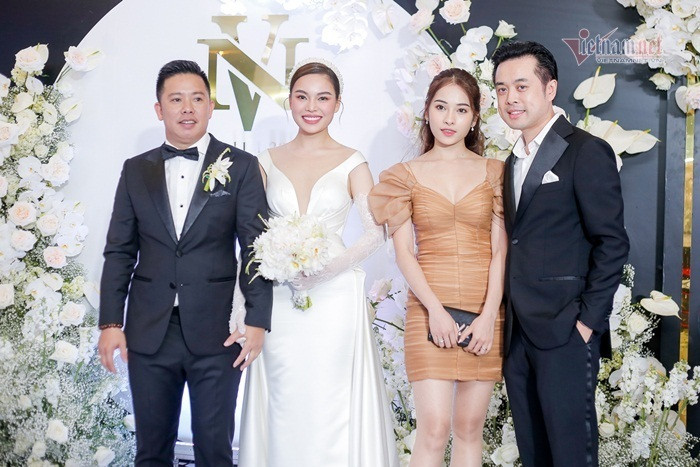 Vợ chồng Dương Khắc Linh - Ngọc Duyên đến mừng Giang Hồng Ngọc. Nhạc sĩ Dương Khắc Linh được cho là ngày càng chăm chút ngoại hình kể từ khi lấy vợ.