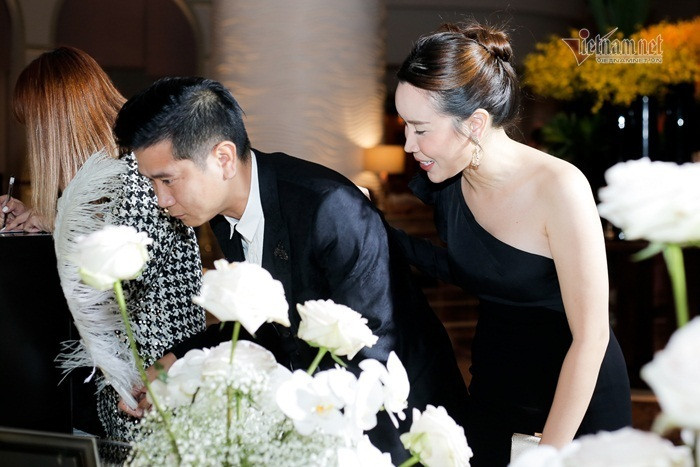 Cặp vợ chồng nghệ sĩ gây chú ý vì không ngại bày tỏ tình cảm trước đông người. Trước đó, vợ chồng Hồ Hoài Anh vướng phải tin đồn rạn nứt tình cảm nhưng cả hai đã có những chia sẻ rằng sau sóng gió họ vẫn bên nhau.