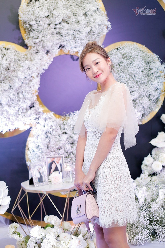 Diễn viên Khả Ngân gây chú ý vì vẻ đẹp dịu dàng, mong manh trong váy ren trắng.