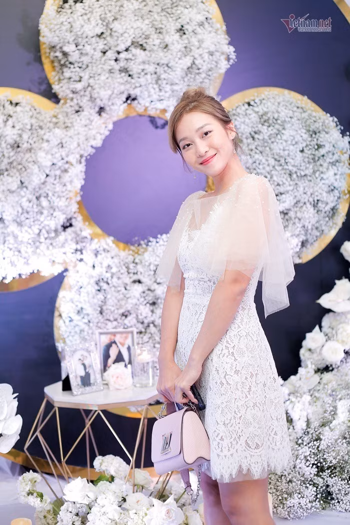 Diễn viên Khả Ngân gây chú ý vì vẻ đẹp dịu dàng, mong manh trong váy ren trắng.