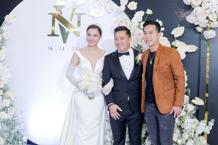 Lê Hoàng The Men mặc áo thun, quần jean giản dị như mọi khi, khoác thêm chiếc blazer màu da bò.