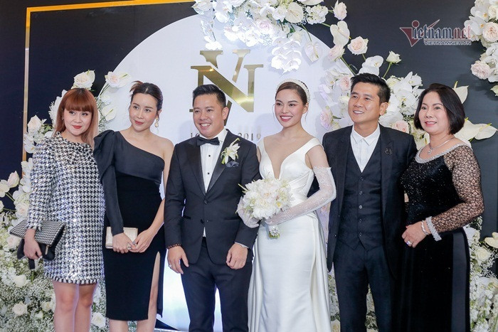 Nhạc sĩ Lưu Thiên Hương từng một phen ê mặt vì đến dự đám cưới đàn em đúng giờ, đúng địa điểm nhưng nhầm... ngày hôm qua (15/11). Cô chia sẻ câu chuyện với giọng điệu hài hước khiến vợ chồng Giang Hồng Ngọc cười ngất.