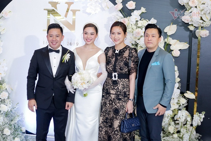 "Anh Hai" Lam Trường tay trong tay cùng Yến Phương đi đám cưới.